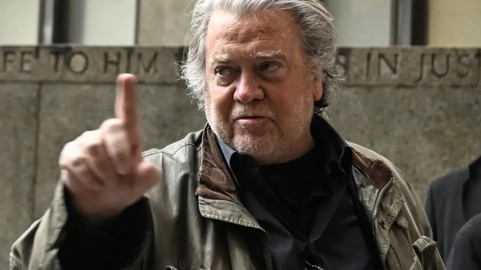 Tenho de manter essa coisa de Bolsonaro nos bastidores, disse Steve Bannon em mensagem no caso Epstein