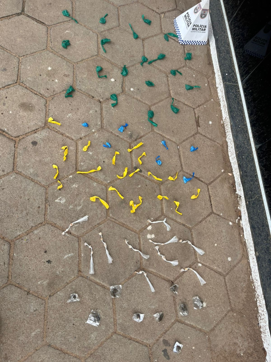 Polícia Militar apreende drogas enterradas em terreno no Centro de São Francisco de Itabapoana