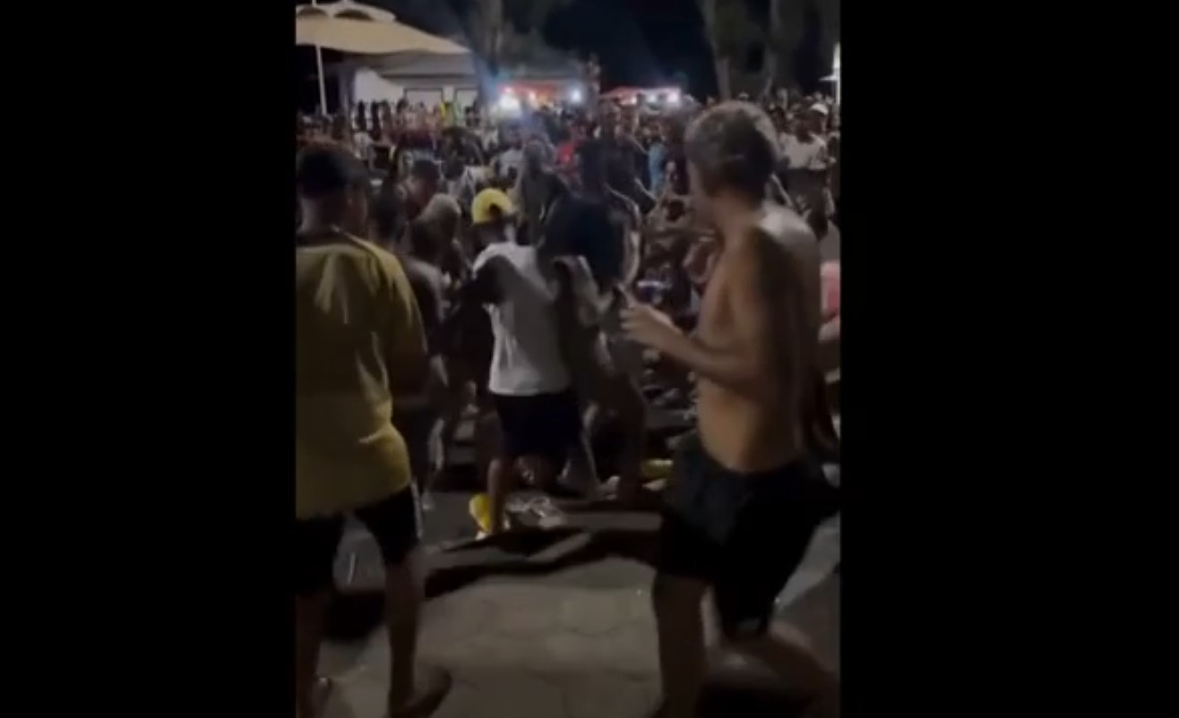 Briga generalizada, jovem caído no chão é espancado durante o Carnaval em Campos
