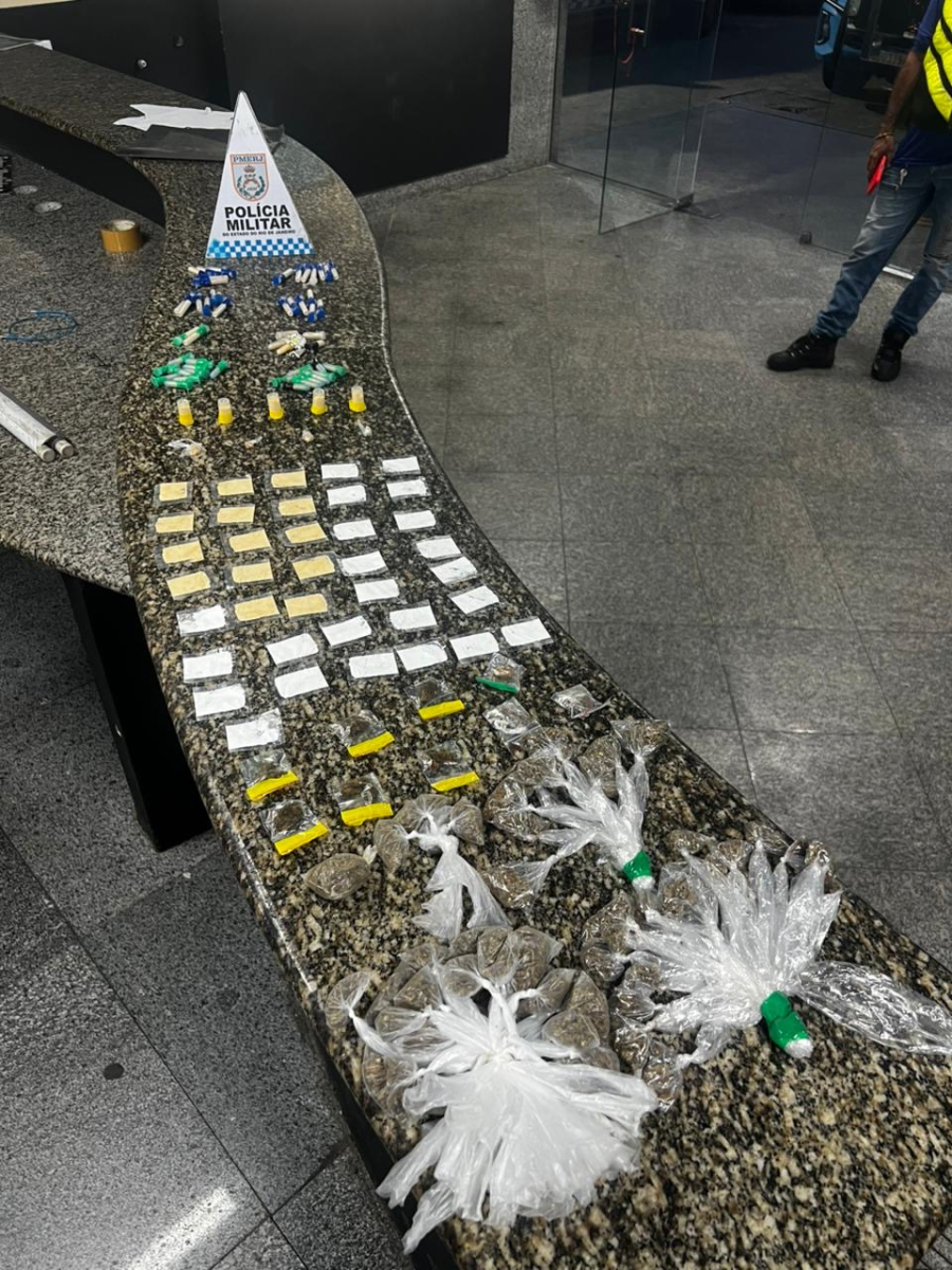 Polícia apreende drogas escondidas em área de mata no Jockey Club, em Campos