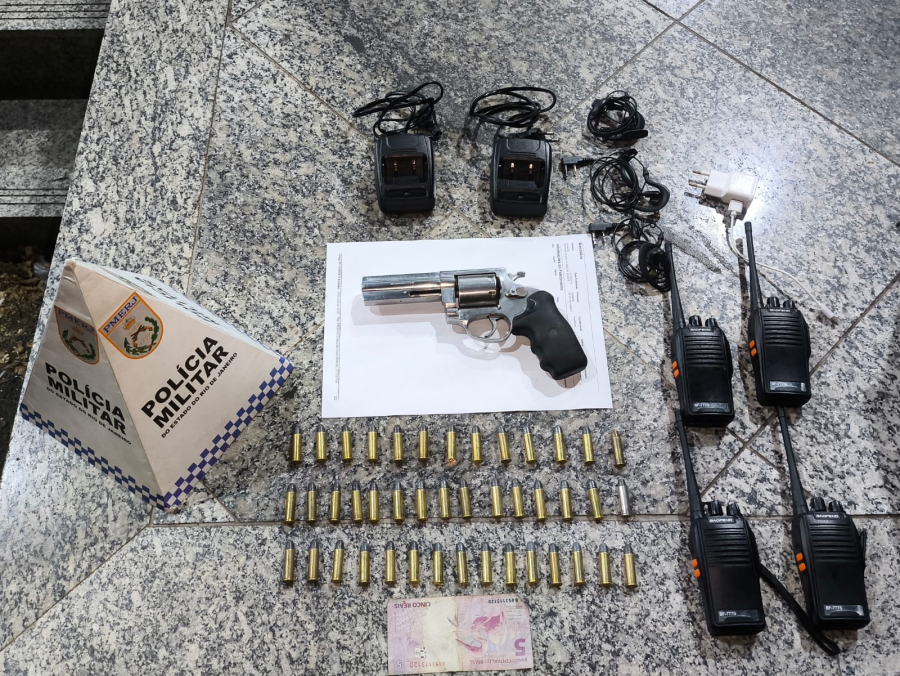 Dois homens são presos com arma de numeração suprimida e munições em Guarus