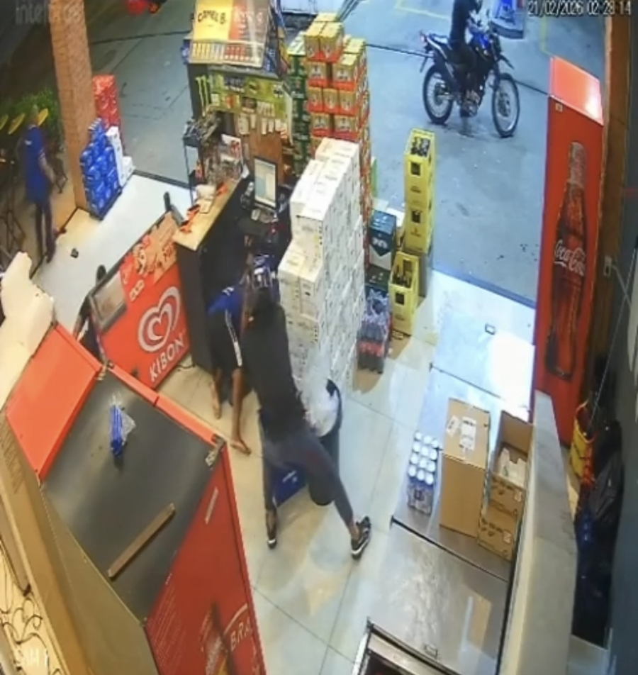 Homem é morto a tiros em posto de combustíveis em São Fidélis