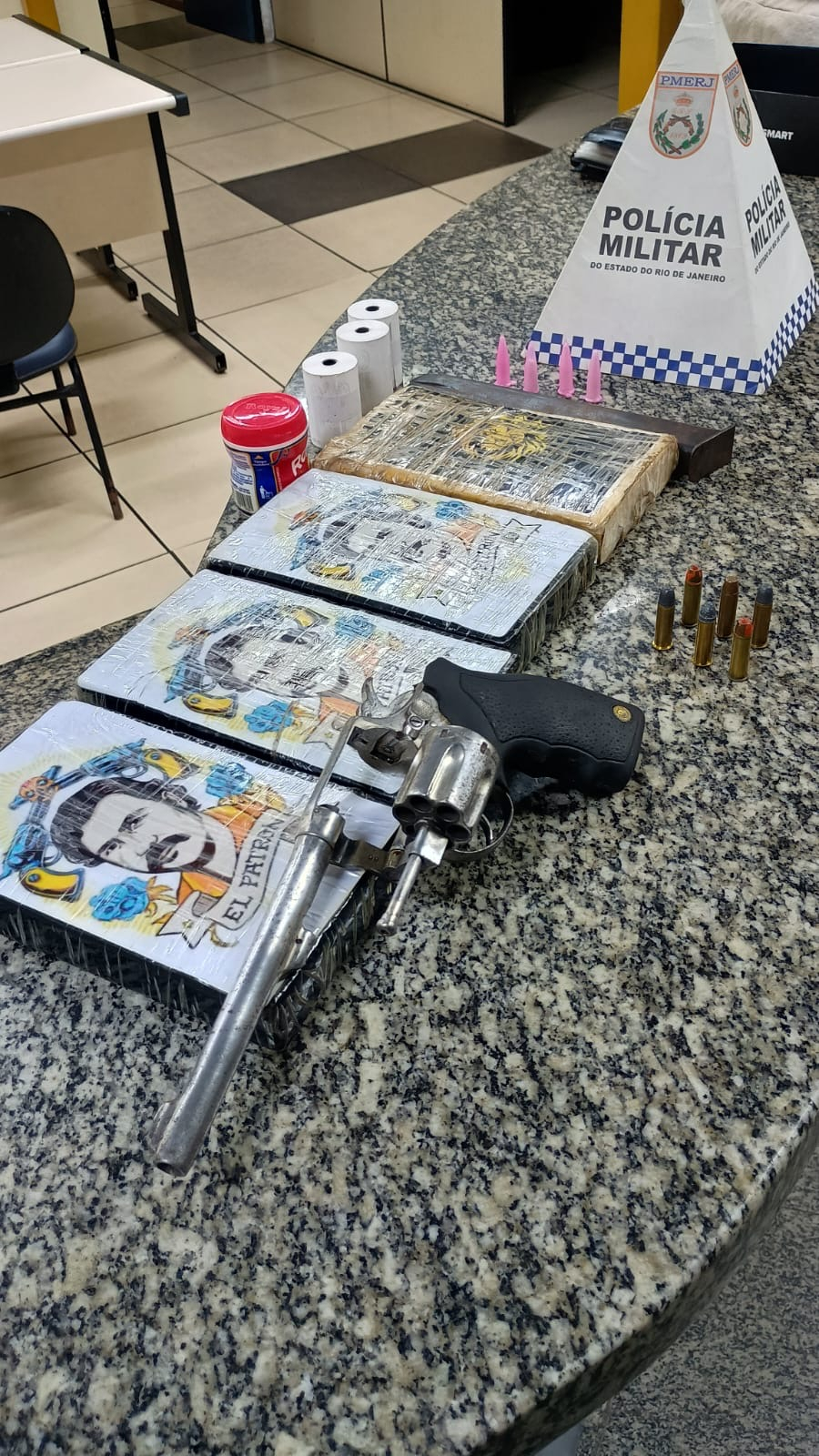 Polícia apreende quatro quilos de pasta base de cocaína e arma em Atafona