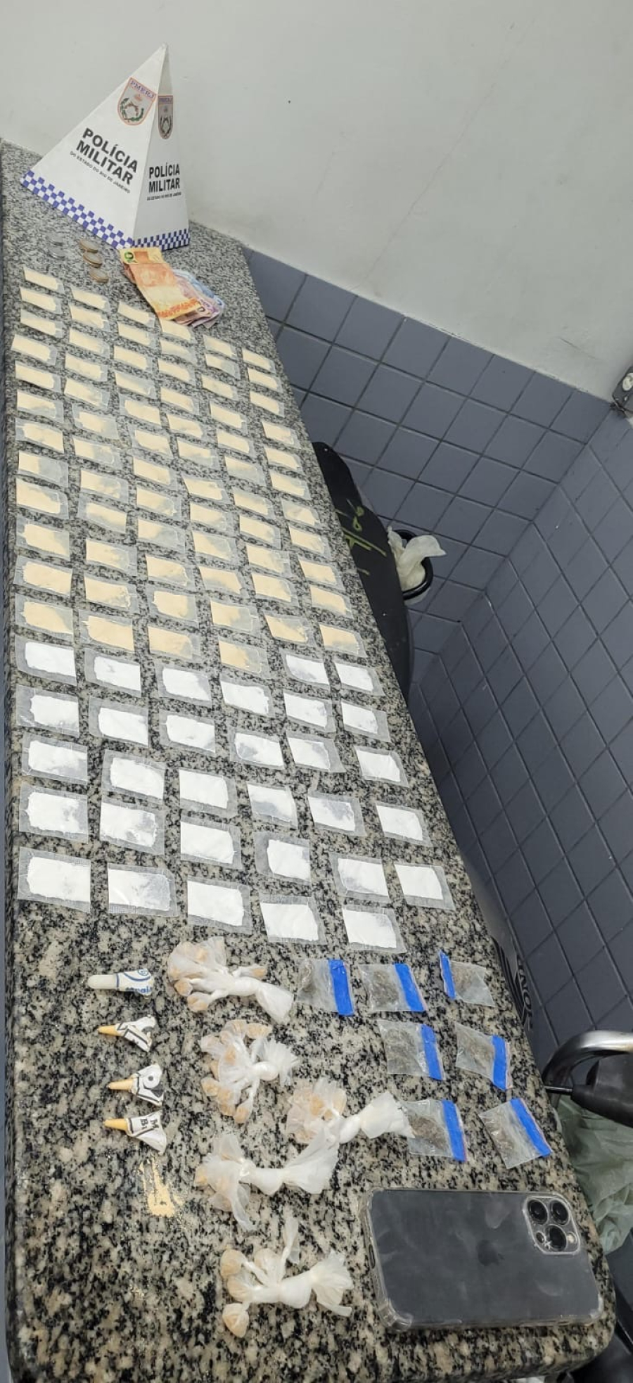 Suspeito é preso por tráfico de drogas após ação do 8º BPM em Campos