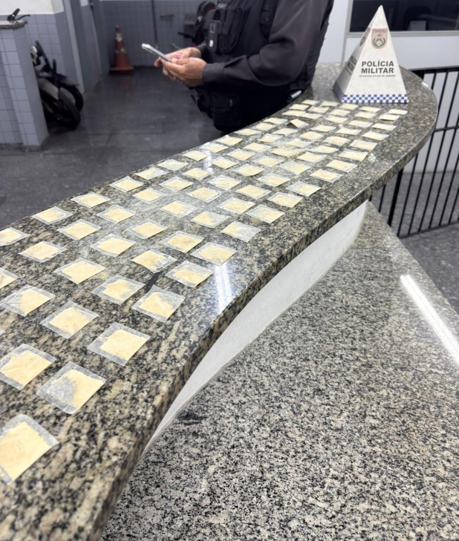 Homem é preso com 100 papelotes de cocaína durante patrulhamento da PM em Campos