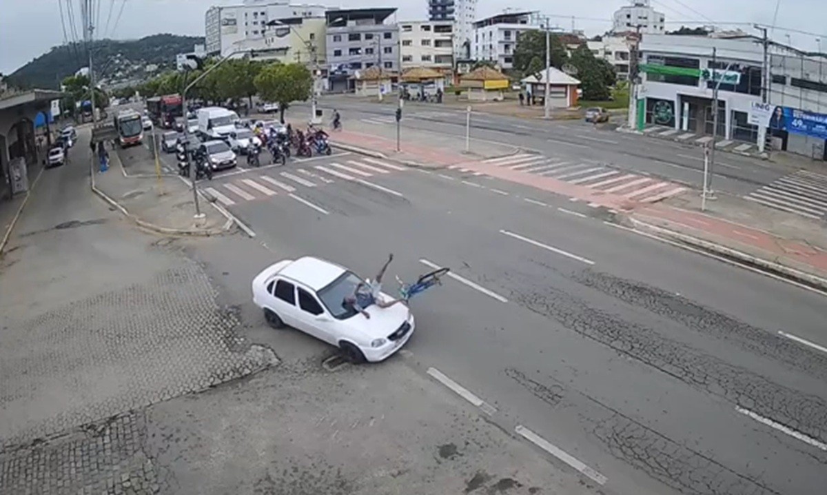 Acidente envolve ciclista e carro em frente à rodoviária de Itaperuna