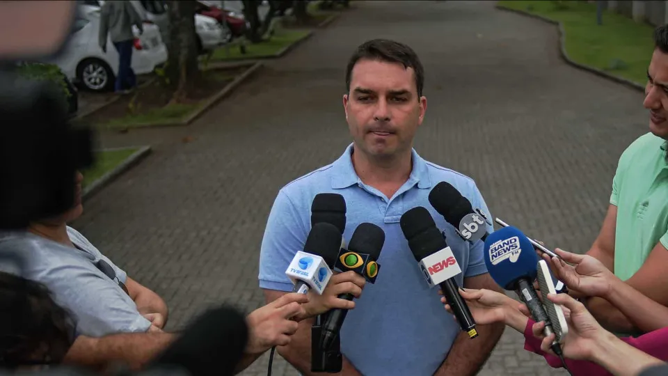 Flávio Bolsonaro sobre Jair: aparência continua abatida, e a voz está enfraquecida