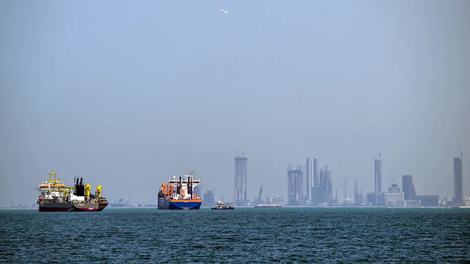 Estreito de Hormuz está aberto para todos, menos para aliados dos EUA, diz chanceler iraniano