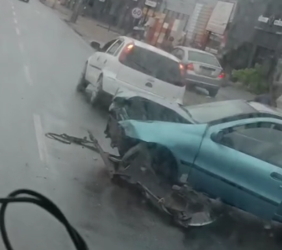 Carro atinge ciclovia e provoca lentidão na Avenida 28 de Março, em Campos