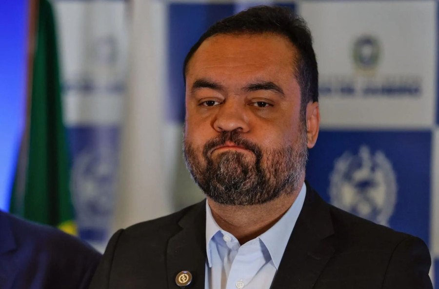 Governador renuncia ao cargo e sai pelas portas dos fundos