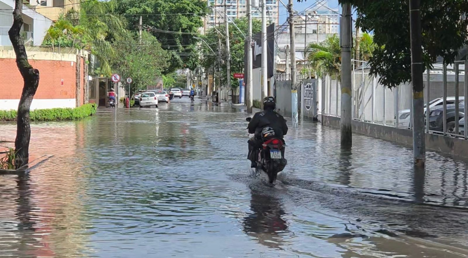Chuva forte causa alagamentos em diversos pontos de Campos