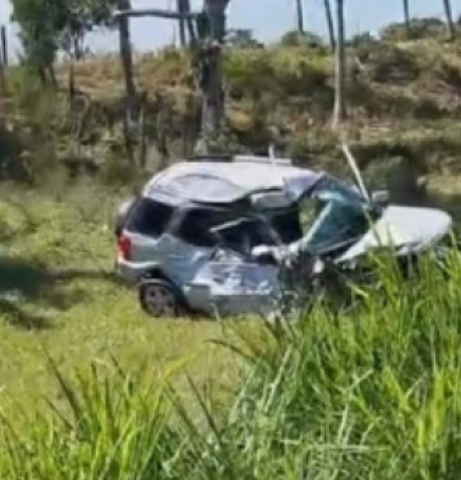 Carro capota após colisão com ônibus na BR-356, em Campos