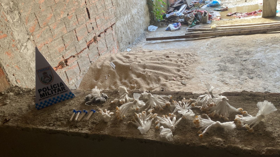 Polícia apreende drogas em área de atuação de facção em Campos dos Goytacazes