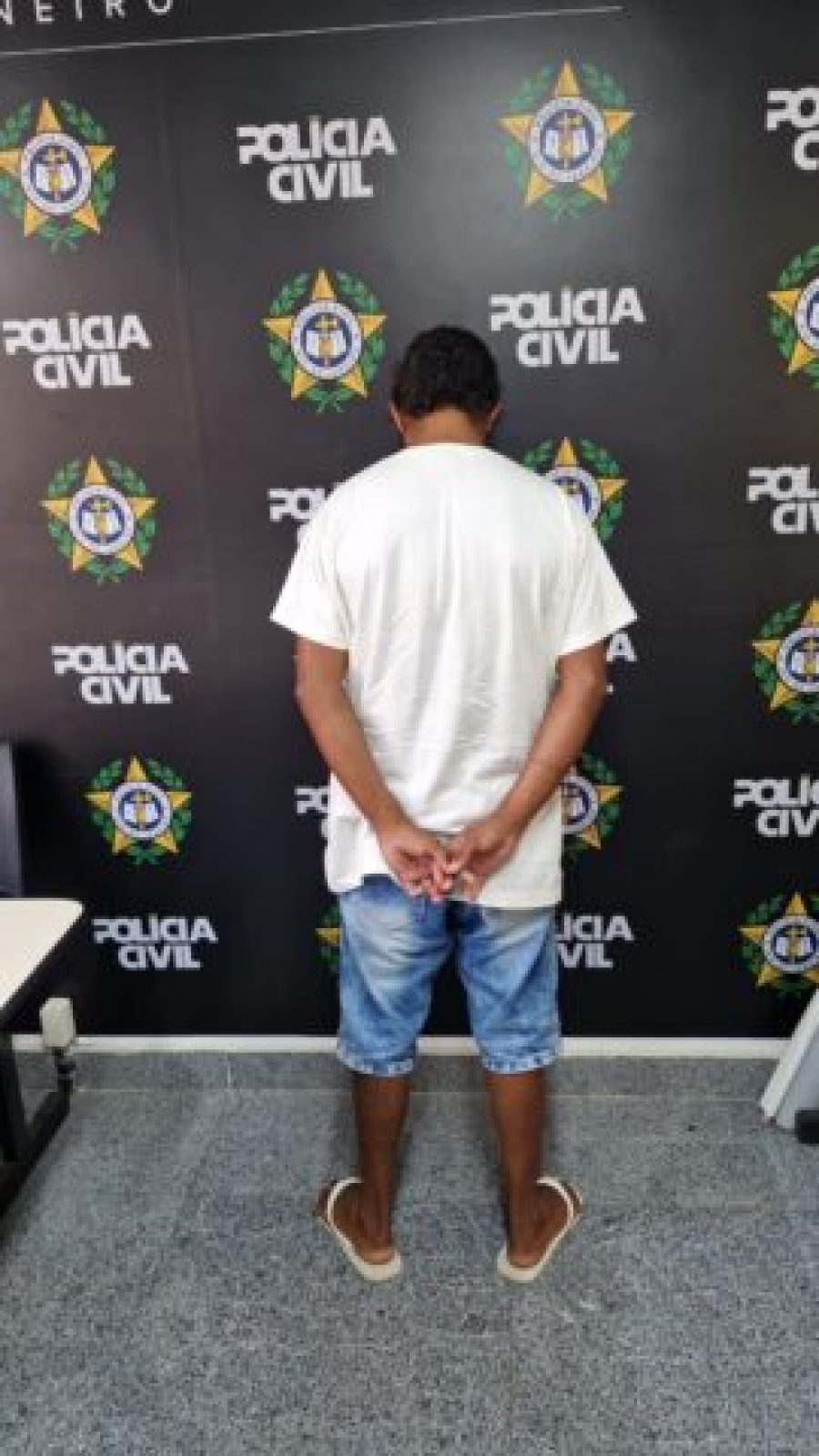 Homem investigado por abuso contra menor é preso após se apresentar em delegacia de Campos