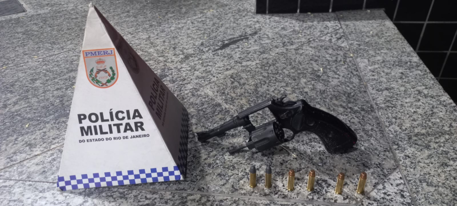 Polícia Militar apreende revólver e munições em área abandonada em Campos dos Goytacazes