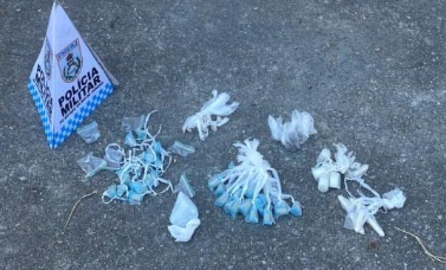 Suspeito de tráfico é preso com drogas escondidas em caixa de hidrômetro em Campos