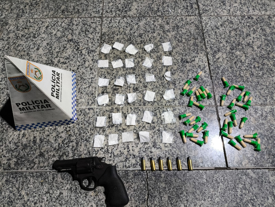 Polícia apreende arma e drogas após fuga de suspeitos em área de mata em Campos