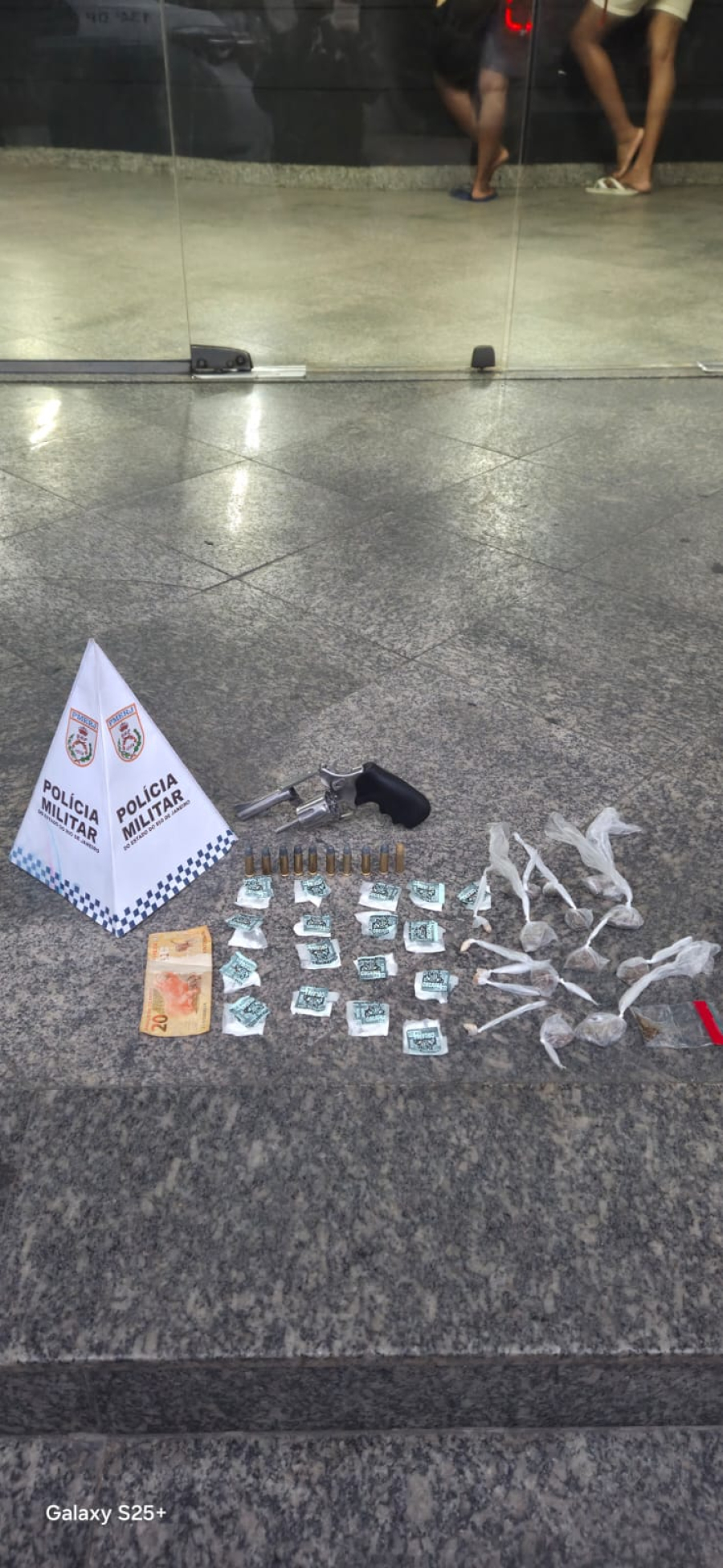 Jovem é preso com arma e drogas durante ação da PM em Campos