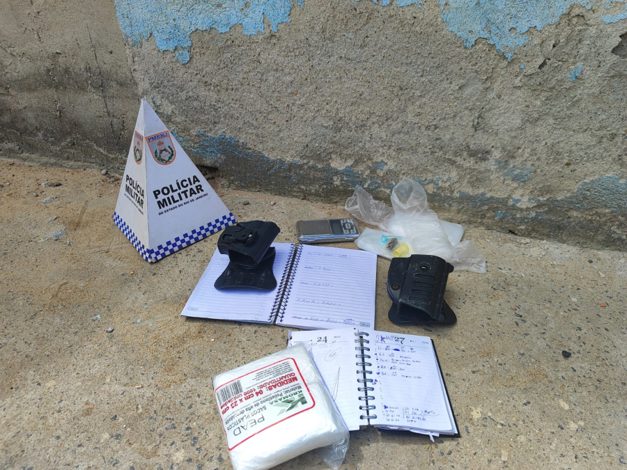 Polícia apreende drogas e materiais do tráfico em casa abandonada em Campos