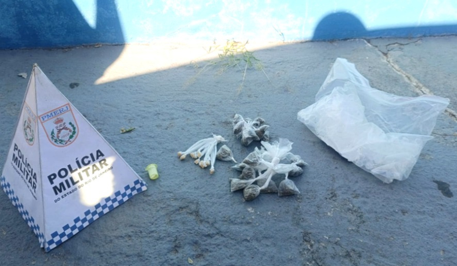 Polícia apreende drogas em imóvel abandonado em Campos dos Goytacazes