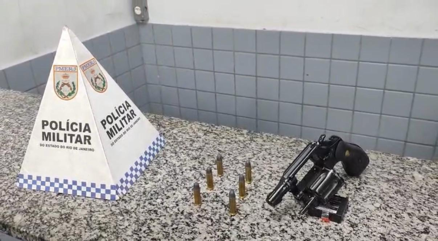 Polícia apreende revólver durante dispersão de evento em Morro do Coco, em Campos
