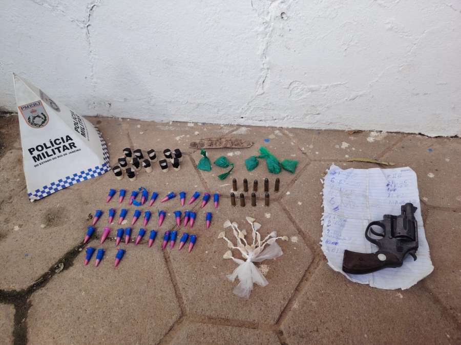 Polícia Militar apreende arma, drogas e anotações do tráfico em comunidade de São Francisco de Itabapoana