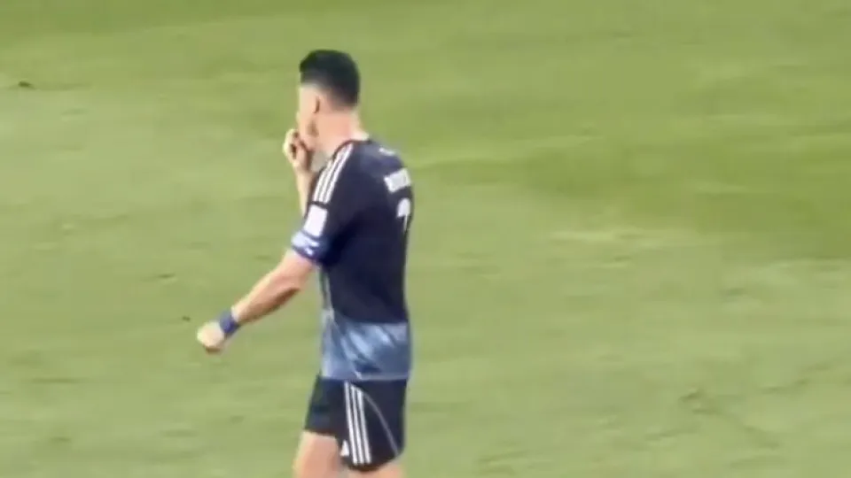 Cristiano Ronaldo se irrita com gritos por Messi e reação viraliza