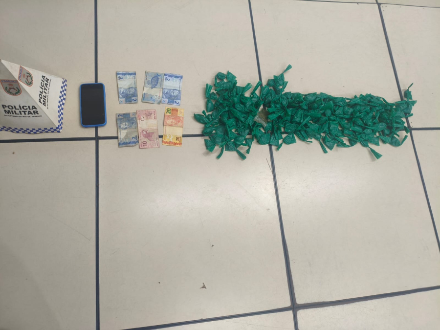 Ação policial resulta na prisão de dois suspeitos por tráfico em Campos