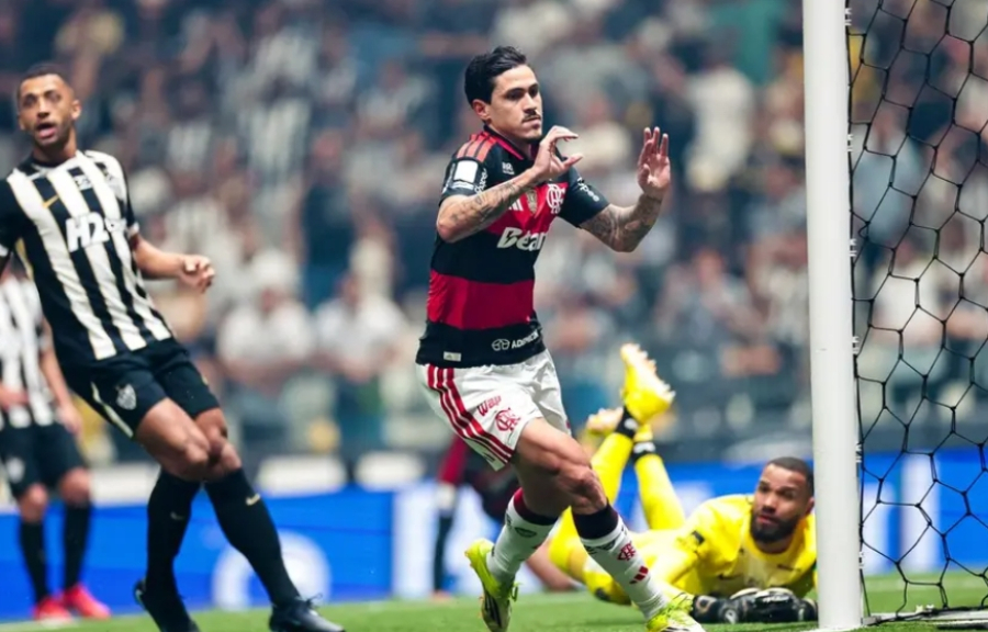 Flamengo goleia Atlético-MG fora de casa e mantém sequência de vitórias no Brasileirão