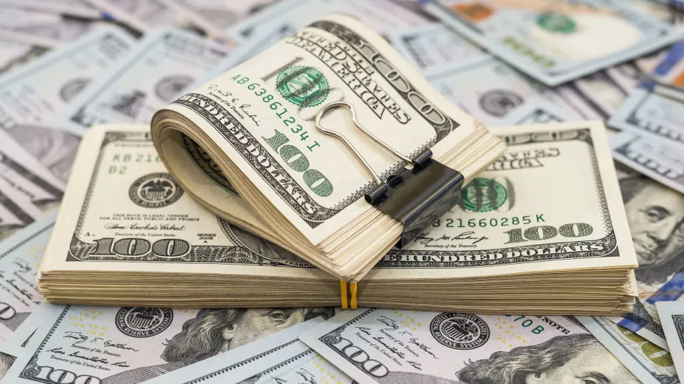 Dólar fecha acima de R$ 5 e Bolsa cai 2% após manutenção de juros nos EUA
