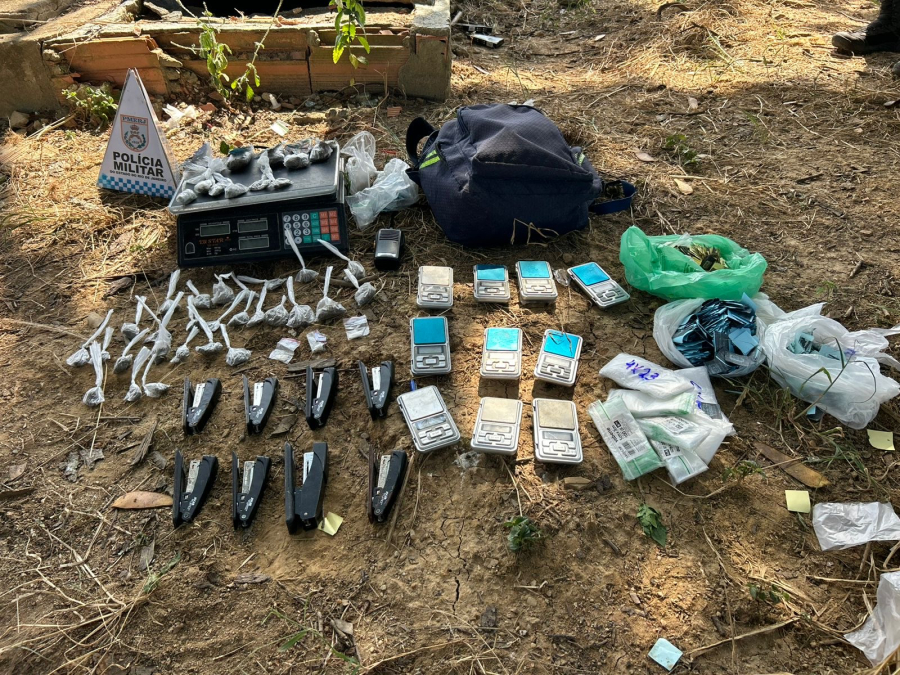 Polícia apreende materiais utilizados no tráfico durante operação em comunidade de Campos