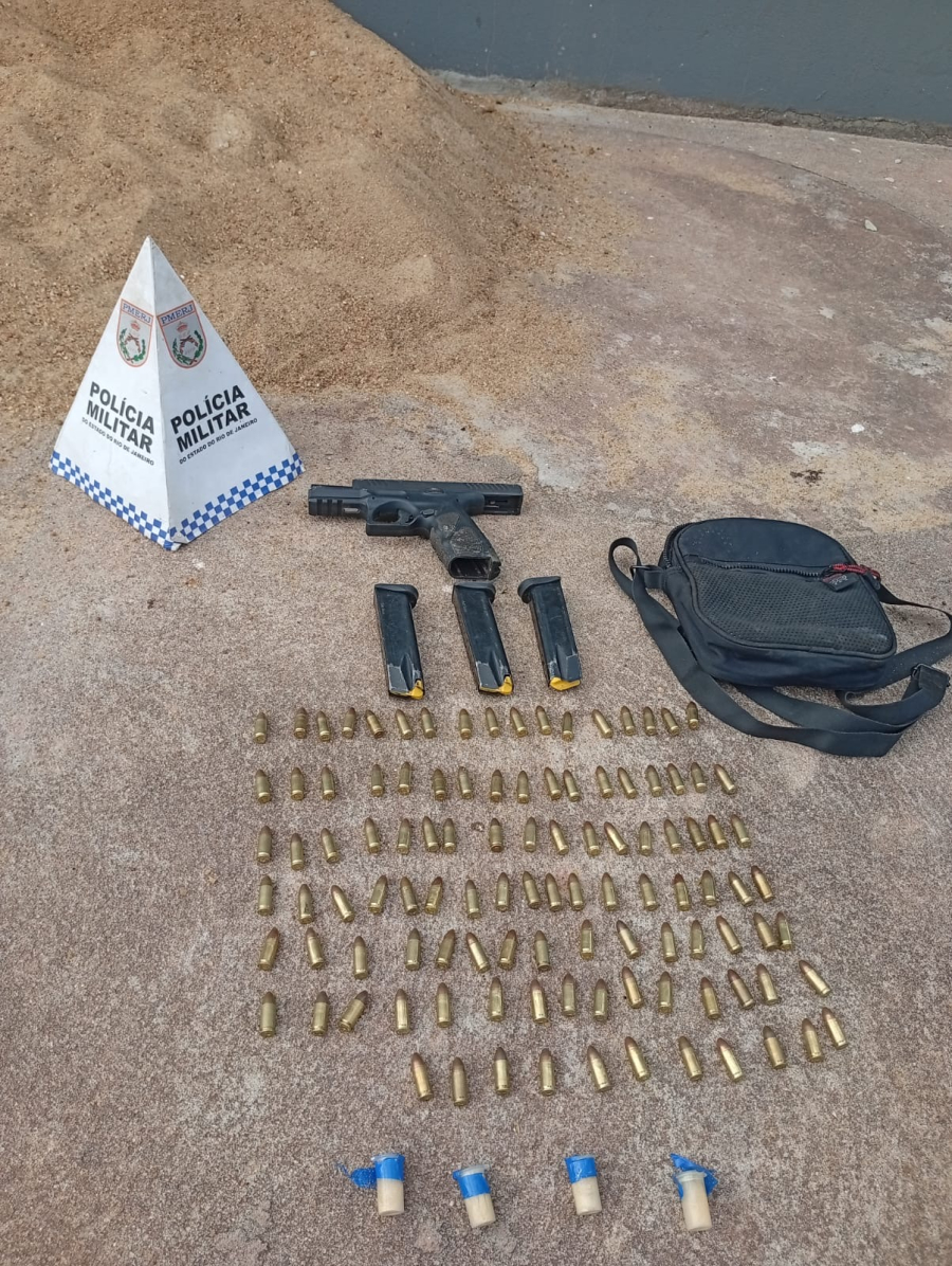 Polícia Militar apreende arma, munições e drogas após suspeito fugir em São Francisco de Itabapoana