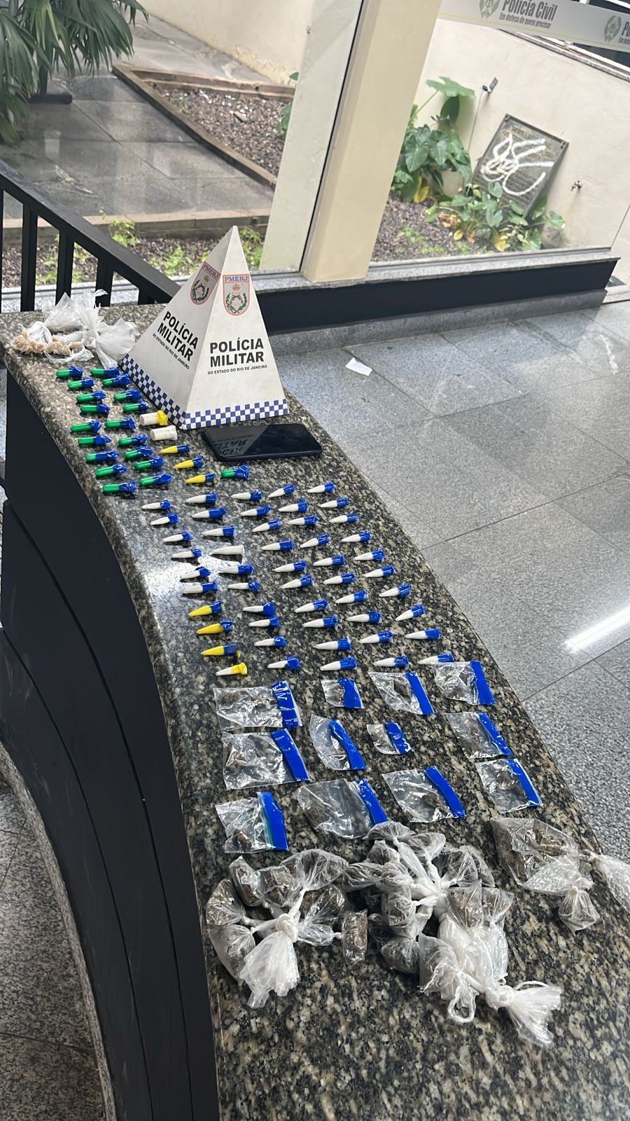 Polícia Militar apreende drogas e celular durante patrulhamento em Farol de São Thomé