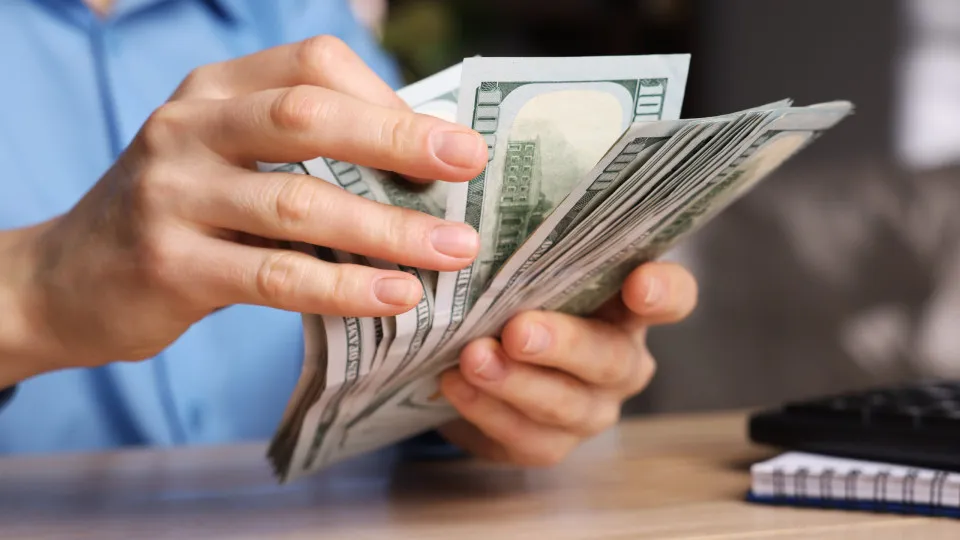 Dólar fecha em alta com leilão do BC, e Bolsa avança com negociações no Oriente Médio
