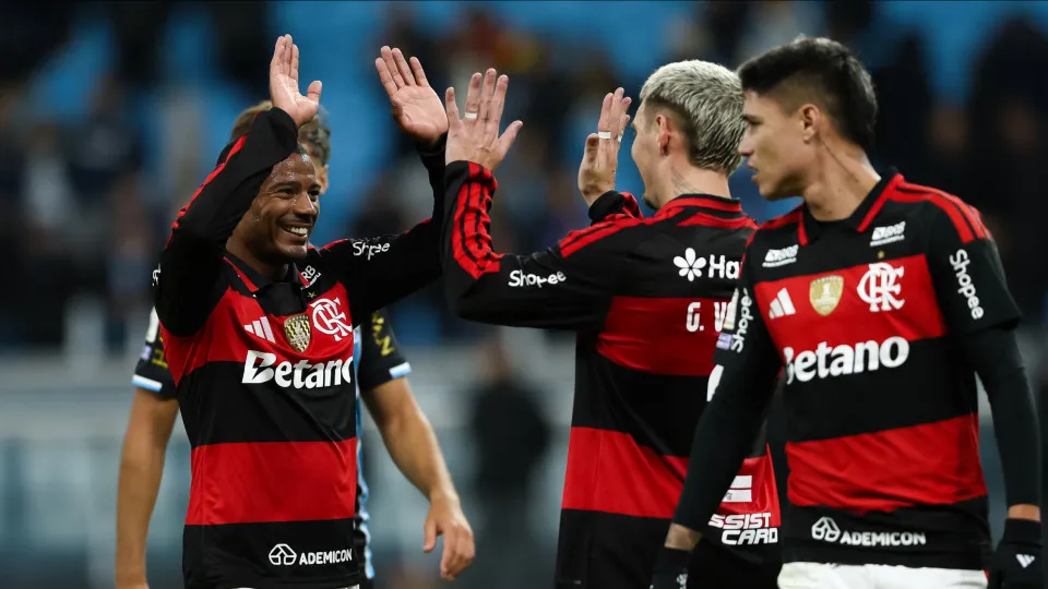 Flamengo vence, deixa o Grêmio no Z4 e fica mais perto do Palmeiras