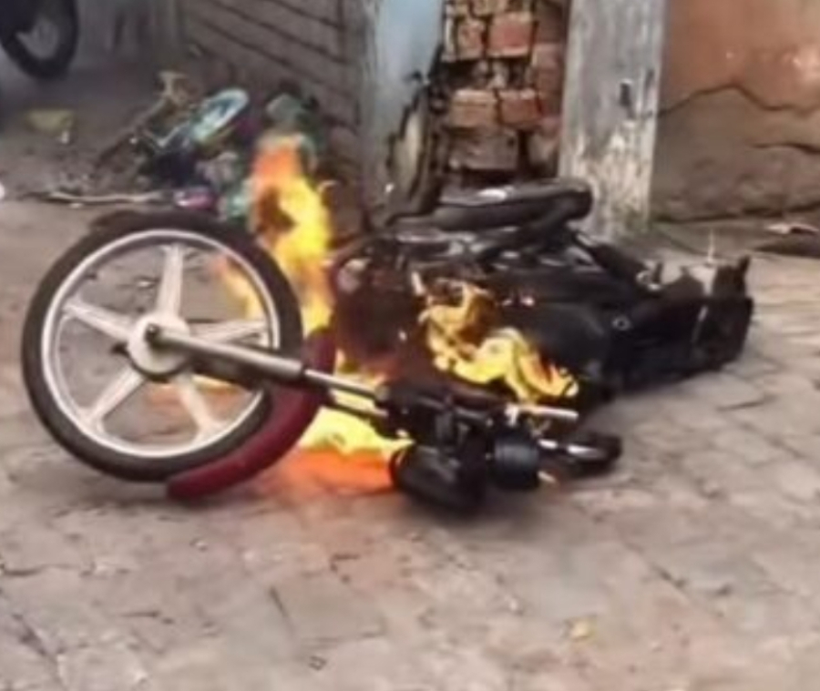 Motociclista coloca fogo na própria moto durante abordagem da GCM em Campos