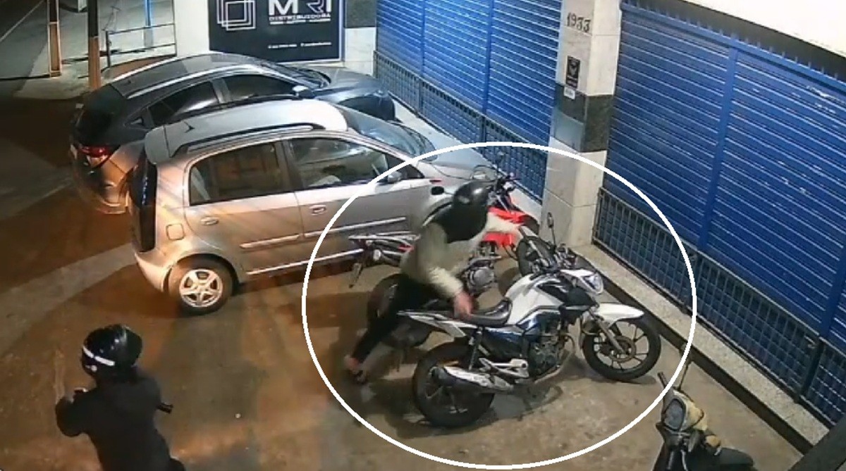 Câmera registra furto de motocicleta durante a madrugada em Itaperuna