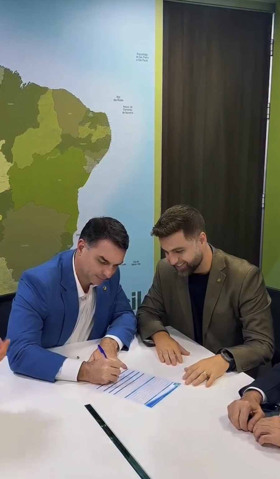 Crise envolvendo Flávio Bolsonaro amplia pressão política sobre Wladimir Garotinho no interior do Rio