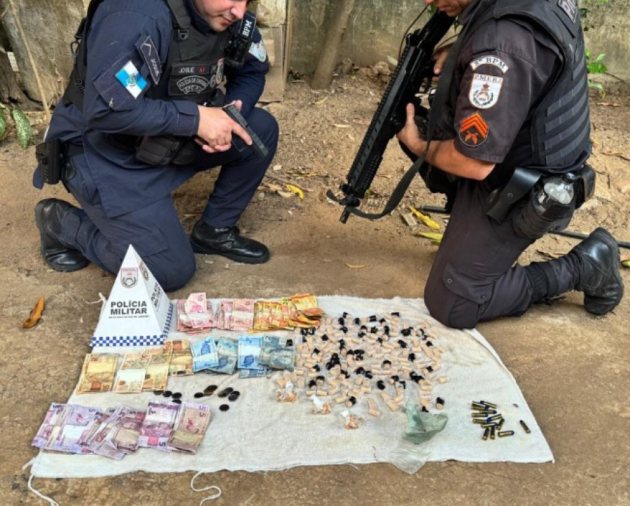 Suspeito de tráfico é preso com drogas, munições e dinheiro em comunidade de São Fidélis