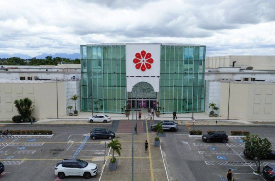 Mulher é vítima de sequestro-relâmpago após deixar shopping em Campos