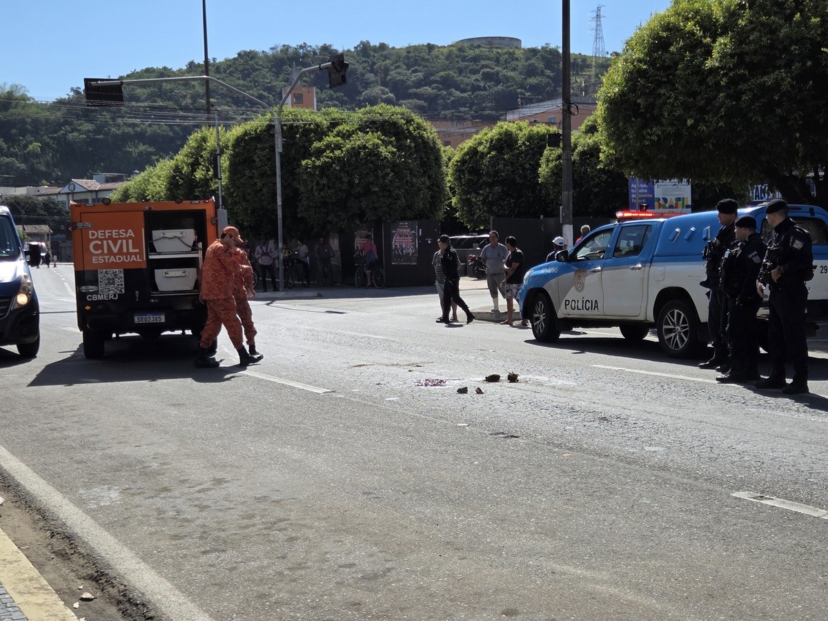 Idoso morre atropelado ao atravessar em frente a carreta no trânsito em Itaperuna