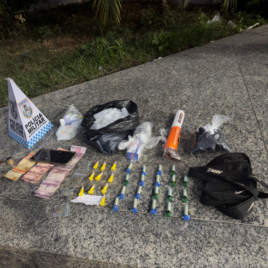 Polícia Militar prende suspeito e apreende drogas durante operação em comunidade de Campos