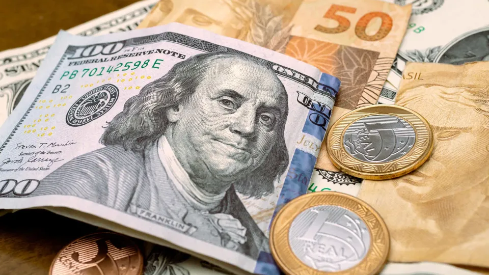 Dólar fecha em queda e Bolsa avança, com geopolítica e juros dos EUA no radar