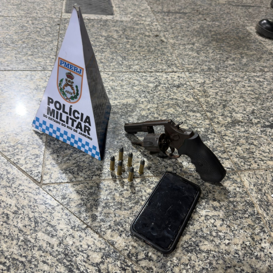 Homem é preso com revólver de numeração raspada durante operação da PM em comunidade de Campos