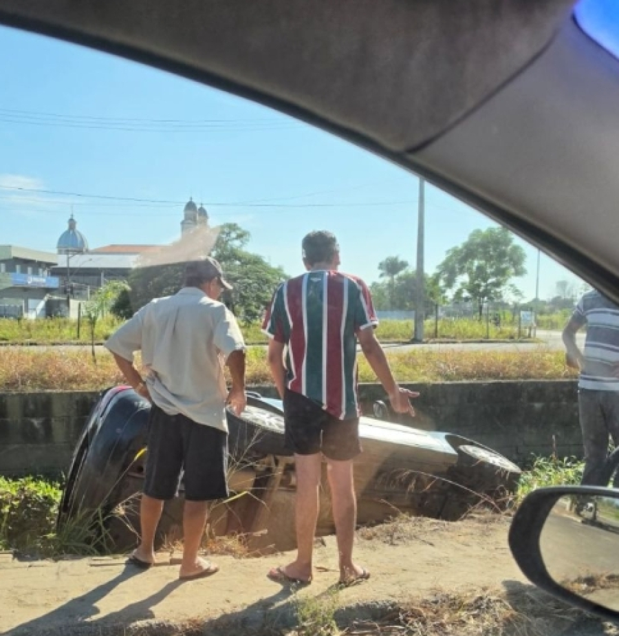 Carro é localizado em valão na região do Parque Rodoviário, em Campos
