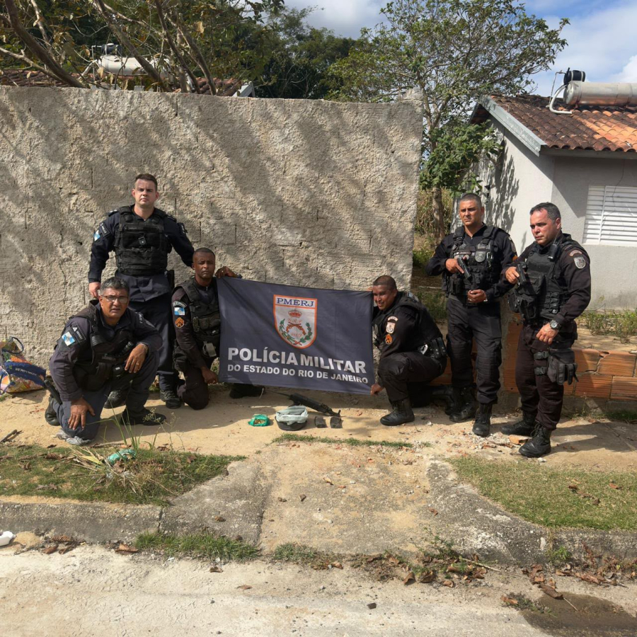 Polícia Militar apreende fuzil, drogas e carregadores escondidos em área de mata em Campos