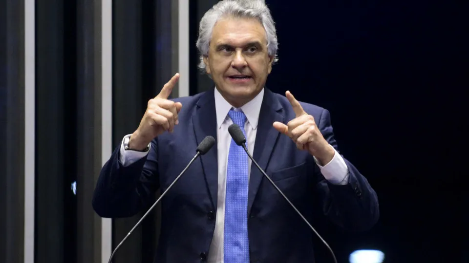Caiado acusa Flávio Bolsonaro de conspirar contra a economia do Brasil