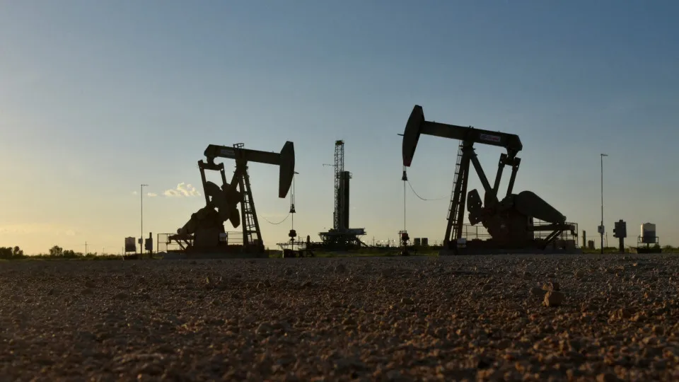 Preço do petróleo dispara mais de 8% após novos ataques em Hormuz