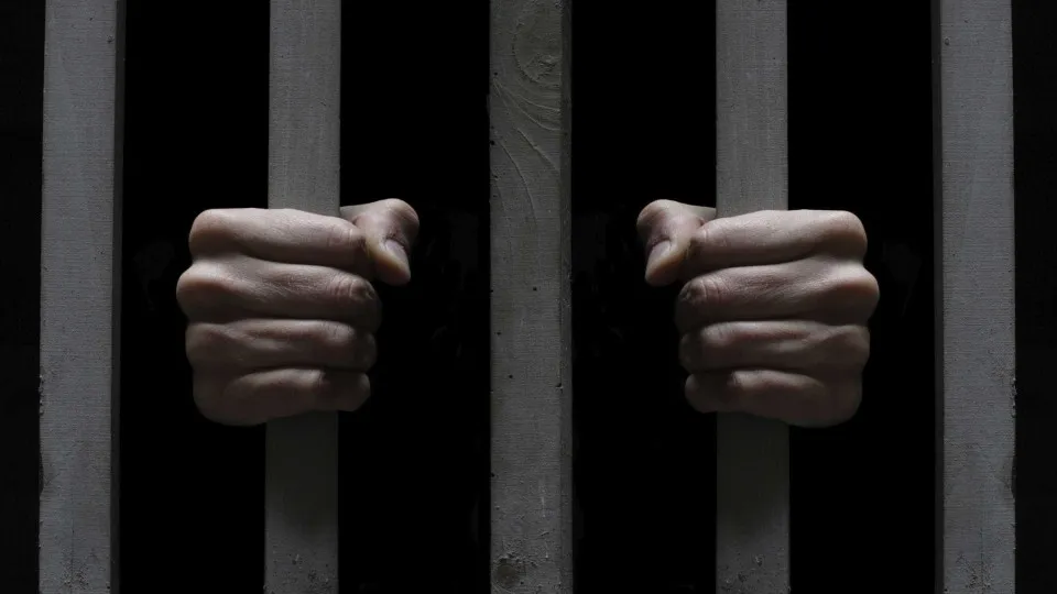 Mãe é presa suspeita de tentar matar a filha de 4 anos durante 
