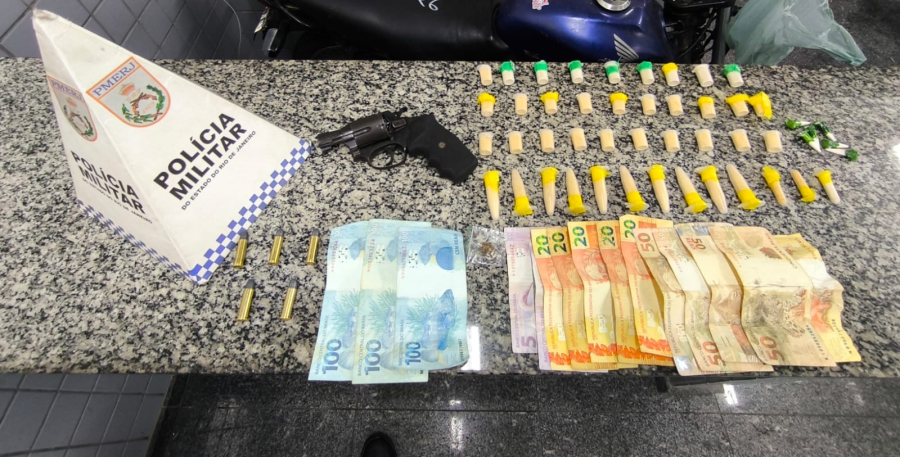 Dois adolescentes são apreendidos com arma, drogas e dinheiro durante ação da PM em Custodópolis